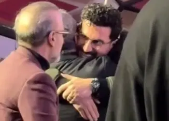 فیلم/ امیرحسین قیاسی موفقیت بزرگ در جشن حافظ را مدیون این چهره محبوب ایرانی است/ رامبد جوان بیشتر از امیرحسین از تندیس حافظ نازپرورده اش ذوق کرد!