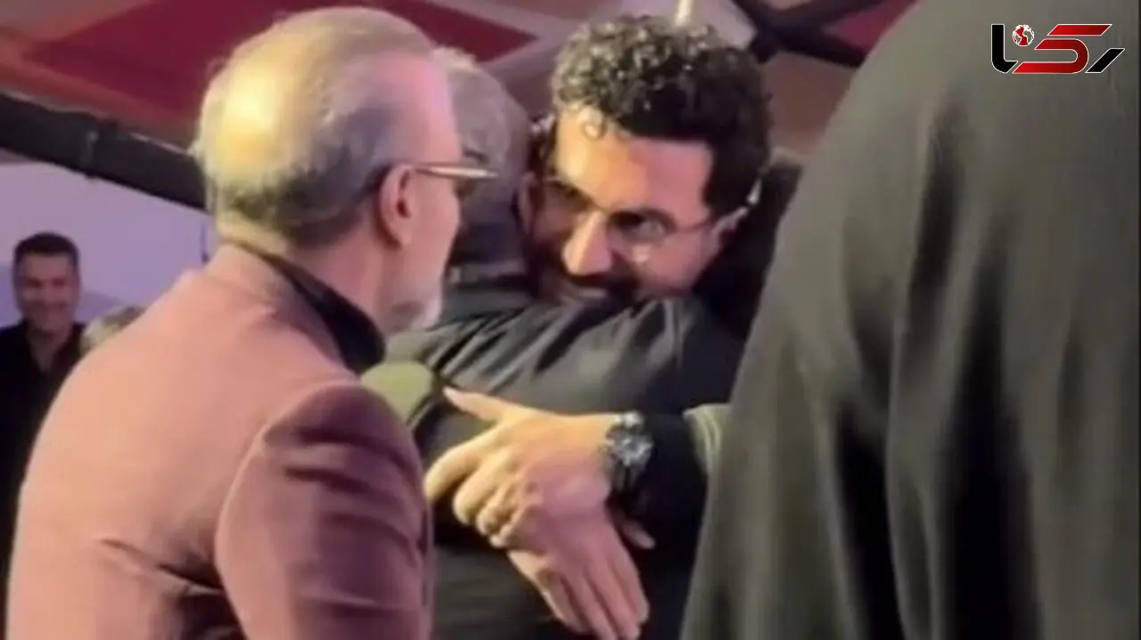 فیلم/ امیرحسین قیاسی موفقیت بزرگ در جشن حافظ را مدیون این چهره محبوب ایرانی است/ رامبد جوان بیشتر از امیرحسین از تندیس حافظ نازپرورده اش ذوق کرد!