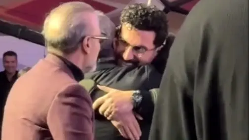 امیرحسین قیاسی موفقیت بزرگ در جشن حافظ را مدیون این چهره محبوب ایرانی است/ رامبد جوان بیشتر از امیرحسین از تندیس حافظ نازپرورده اش ذوق کرد!