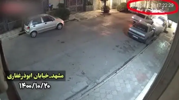 فیلم لحظه سرقت دزدان خونسرد در مشهد / 3 بار از یک خودرو