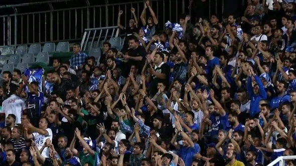 فیلم لحظه برخورد غیرمتعارف لیدر استقلال با هواداران / او اخراج شد