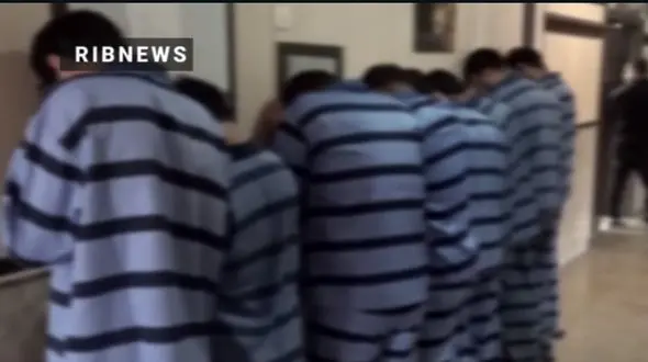 فیلم دستگیری بزرگترین باند سرقت دلارها از پیک موتوری صرافی ها / بی رحمانه و خشن زورگیری می کردند + عکس