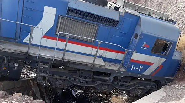 حادثه در قطار اصفهان صبح امروز / لکوموتیوران بیرون پرید + عکس