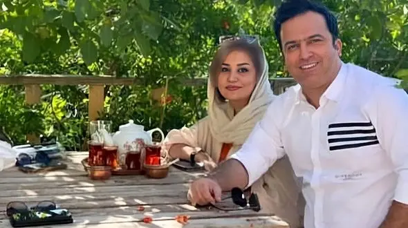 ترکیب منحصربفرد چوب و آجر قهوه ای انتخاب همسر خوش سلیقه حامد آهنگی برای ورودی خانه شان + فیلم