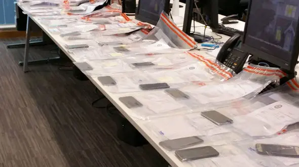 این مرد 53 موبایل سرقتی همراه داشت + تصویر