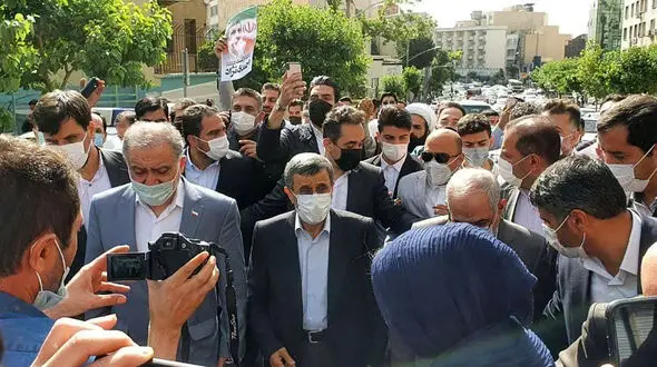 فیلم ورود احمدی‌ نژاد به ستاد انتخابات وزارت کشور/ از میدان فاطمی پیاده رفت