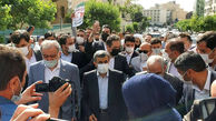 فیلم ورود احمدی‌ نژاد به ستاد انتخابات وزارت کشور/ از میدان فاطمی پیاده رفت