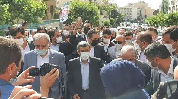 فیلم ورود احمدی‌ نژاد به ستاد انتخابات وزارت کشور/ از میدان فاطمی پیاده رفت