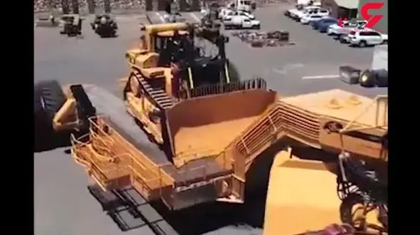 هیولای غول پیکری که ماشین‌های سنگین کشاورزی را به راحتی جابه جا می‌کند! + فیلم 