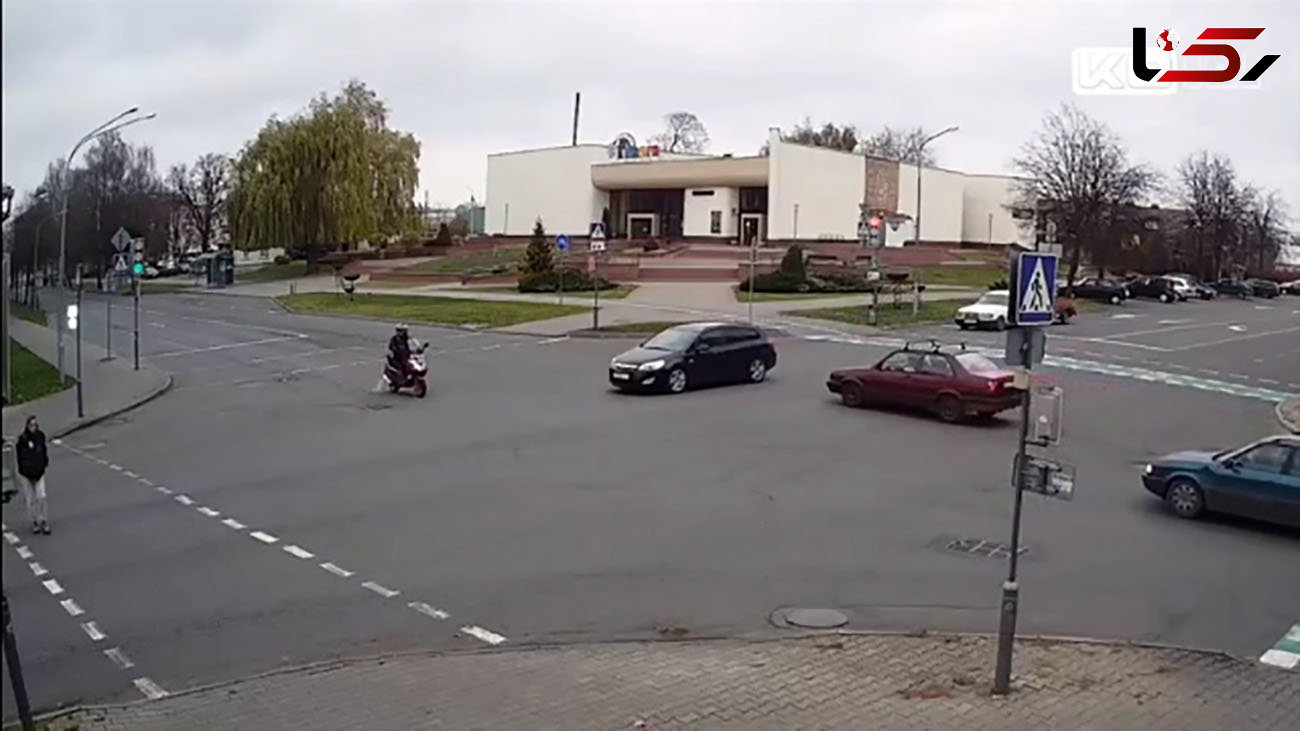 تصادف موتورسیکلت و خودروی سواری در چهارراه + فیلم