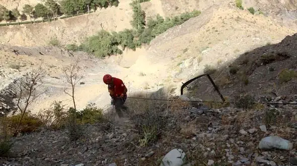 نجات نوجوان ۱۳ ساله که به ته دره سقوط کرده بود/ در جاده چالوس