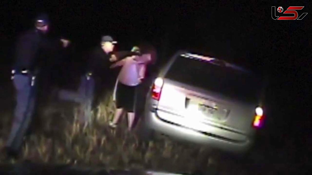 ویدئویی که پنهان کاری افسر پلیس را هنگام انجام این اقدام زشت بر ملا کرد +فیلم