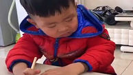 ویدیو بامزه از دانش آموز تنبل چینی هنگام درس خواندن + فیلم