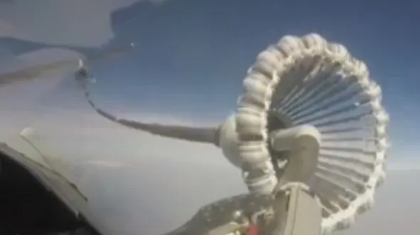 سوخت گیری هوایی از کابین خلبان جنگنده eurofighter typhoon