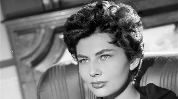 عکس سفر در زمان / «ثریا ملکه دو رگه و زن دوم شاه ایران» در دوران کودکی در آلمان /  دهه 1310