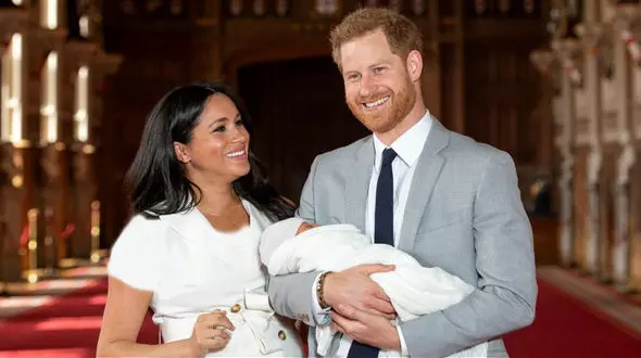 اولین عکس از نوه ولیعهد بریتانیا / مجری بی بی سی به خاطر یک عکس اخراج شد