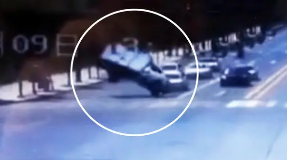 پرواز کامیونت پشت چراغ قرمز / باد درهم کوبید+ فیلم / چین