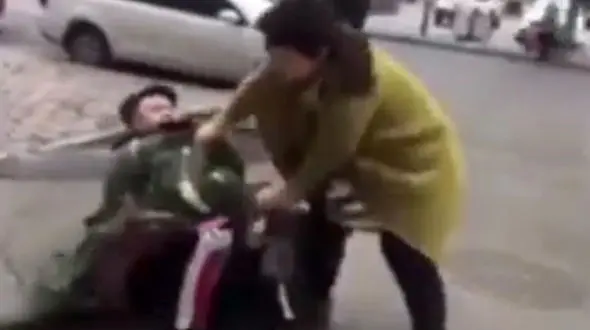 زن باهوش دست گدای پررو را رو کرد + فیلم