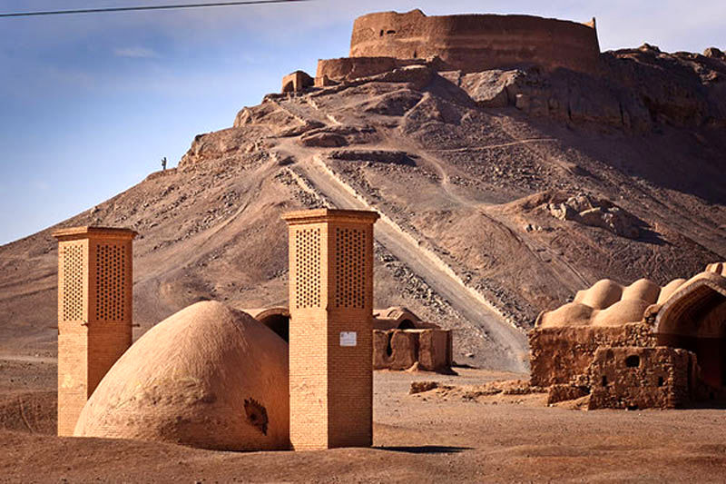 دخمه زرتشتیان یزد و گنبد کنار آن از نمای پایین
