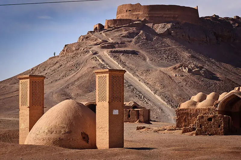 دخمه زرتشتیان یزد و گنبد کنار آن از نمای پایین