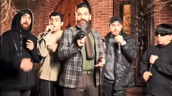 فیلم آواز باشکوه علی زندوکیلی و بارکد به نام کوه قاف/ منم عاشق و عشقت کوه قافه از عشقت عالمو کردم کلافه! + موزیک ویدیو