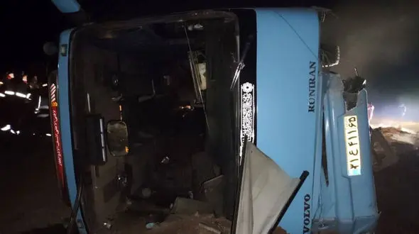 مسئولان مدرسه خودشان در اتوبوس سالم سوار شدند و دانش‌آموزان را به اتوبوس فرسوده فرستادند / پلیس هم مقصر است + فیلم