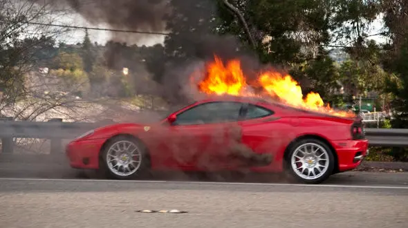 فیلم دلهره آور لحظه نجات یک مرد از زنده زنده سوختن در ماشین / میامی