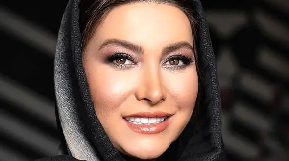 عکس دور از شان از فریبا نادری ! / دراز کشیدن طاقباز روی پتو !