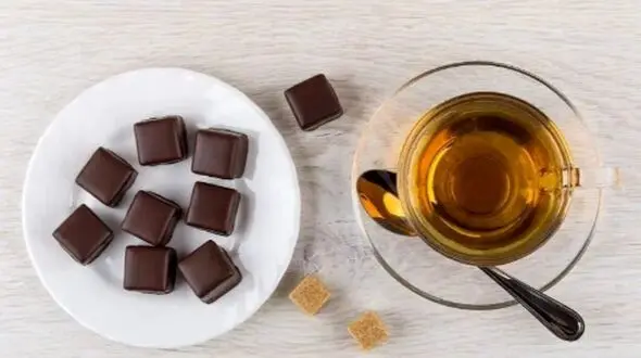 تاثیر خوردن شکلات همراه چای بر کاهش فشار خون
