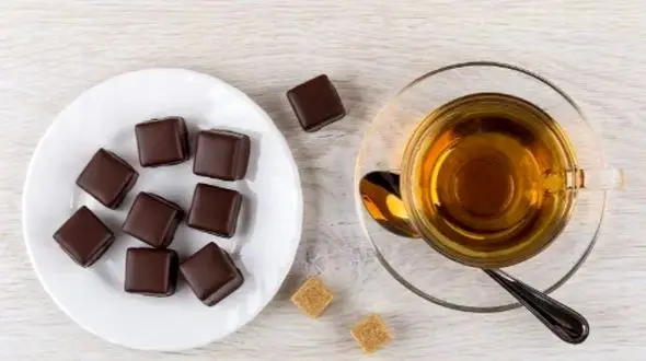 تاثیر خوردن شکلات همراه چای بر کاهش فشار خون