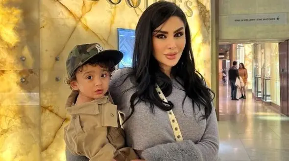 فیلم / نگاهی به چیدمان لوکس و مدرن خانه دنیا جهانبخت زن اول مهراد جم در برج لندن ... /  بازی آرتام پسر موفرفری شان با اسباب بازی جالب در یک خانه اعیونی و لاکچری  ....