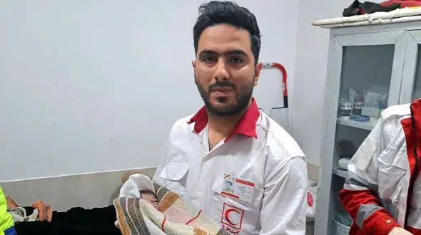 5 مرد شوک زده نوزاد زن روستایی را به دنیا آوردند + عکس