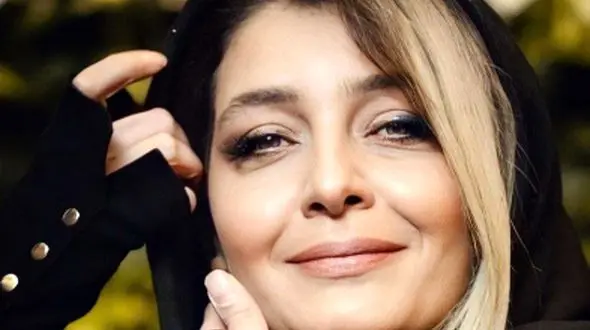 سنگ تمام ساره بیات در چیدمان سالن پذیرایی لوکس خانه‌اش / از قاب‌های خاص و مبلمان راحتی تا فضای معطر به گل‌های نرگس