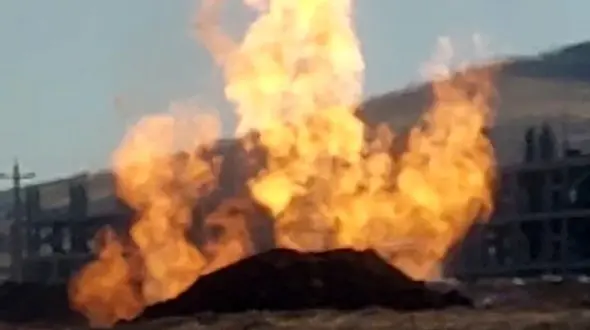 فیلم برخورد مرگبار بولدوزر با لوله گاز اصلی در جاده کرمانشاه