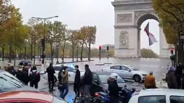 تخلیه یک ایستگاه مترو در پاریس به دلیل بمب گذاری + فیلم