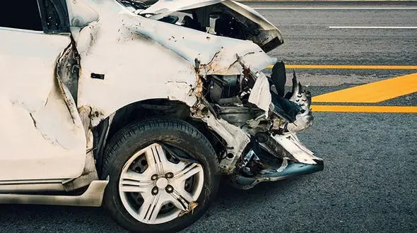 ببینید / خسارت شدید به خوردو در پی اعتماد بنفس کاذب راننده! + فیلم