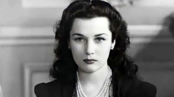 «فوزیه» در کنار دخترش «شهناز و نوه‌اش» در سوئیس، سال ۱۳۳۸