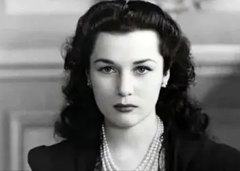 «فوزیه» در کنار دخترش «شهناز و نوه‌اش» در سوئیس، سال ۱۳۳۸