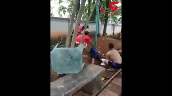 لحظه وحشتناک برق گرفتگی پسر بچه در اثر لمس تیر برق + فیلم