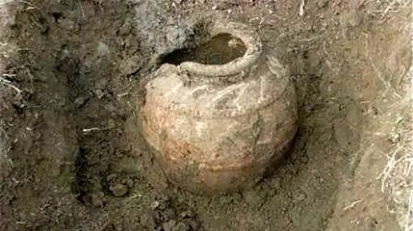 کشف خمره قدیمیو تاریخی  در یزد + عکس