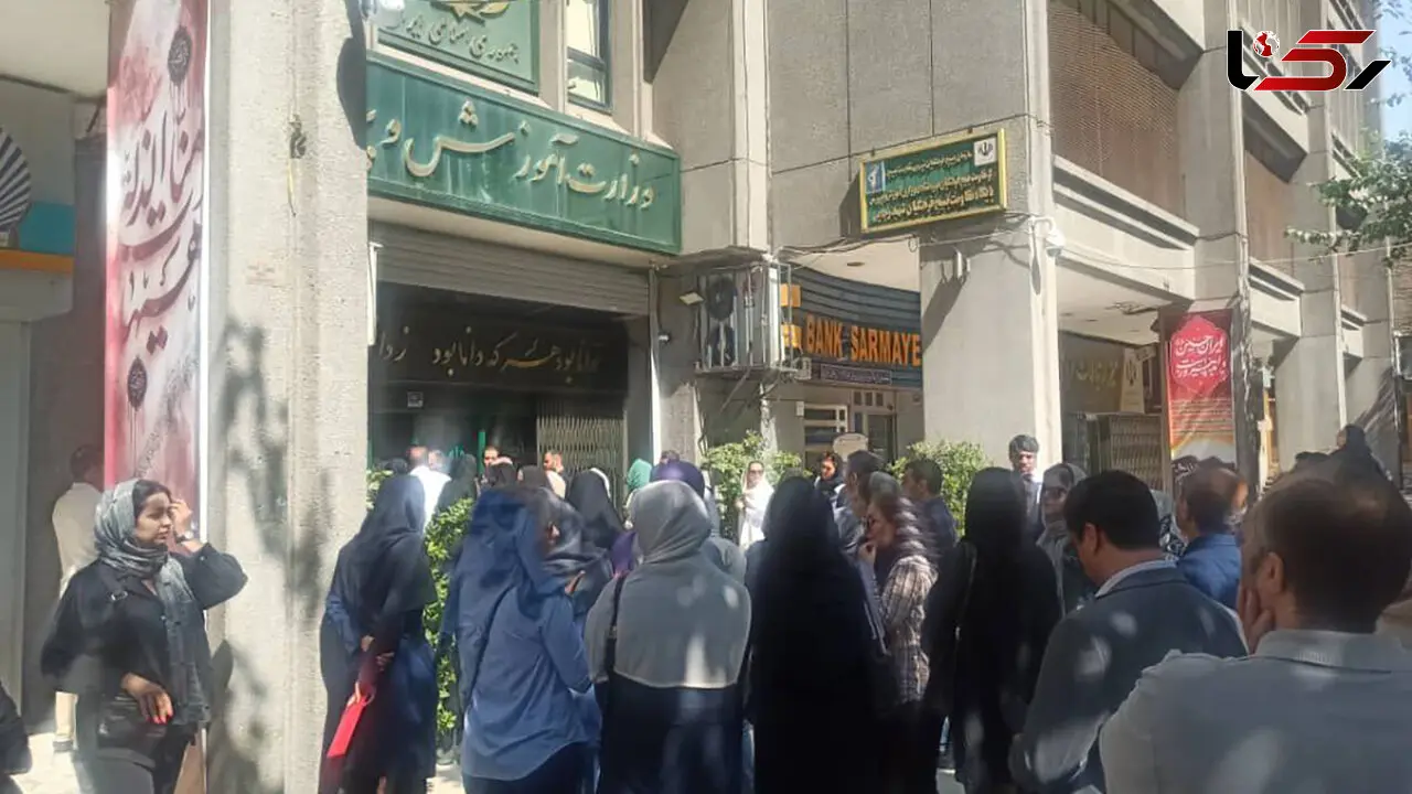 فیلم اعتراض والدین به تقلب در آزمون ورودی مدارس تیزهوشان مقابل وزارت آموزش و پرورش / آقای پزشکیان این عدالت آموزشی است که بر آن تاکید دارید؟
