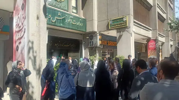 فیلم اعتراض والدین به تقلب در آزمون ورودی مدارس تیزهوشان مقابل وزارت آموزش و پرورش / آقای پزشکیان این عدالت آموزشی است که بر آن تاکید دارید؟