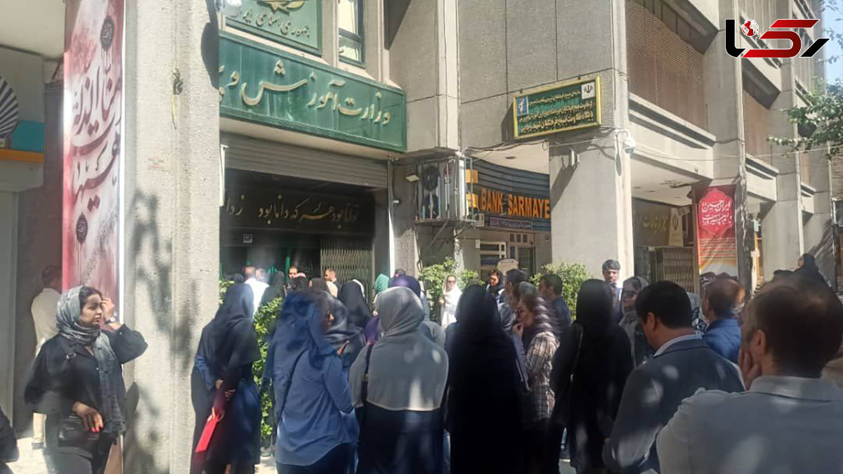 فیلم اعتراض والدین به تقلب در آزمون ورودی مدارس تیزهوشان مقابل وزارت آموزش و پرورش / آقای پزشکیان این عدالت آموزشی است که بر آن تاکید دارید؟