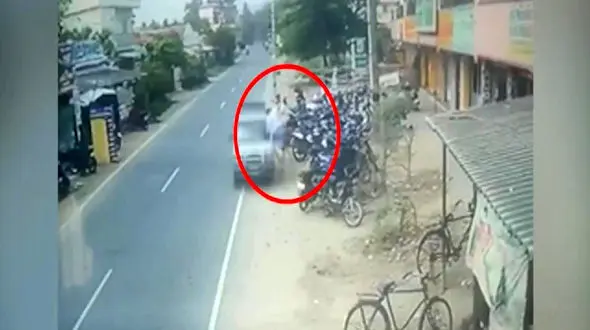 تصادف وحشتناک عابر را بالای پشت بام پرت کرد + فیلم 