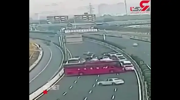 دور زدن ناشیانه راننده اتوبوس در اتوبان + فیلم
