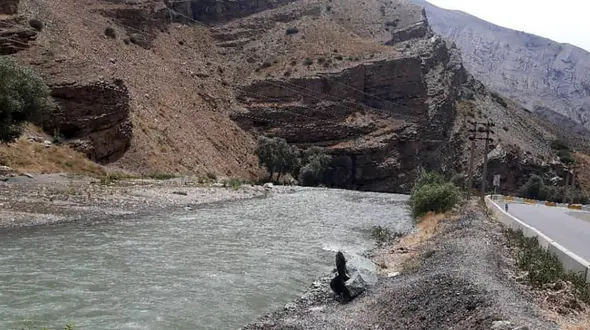 نجات مادر و فرزند از مرگ در رودخانه کرج / ماموران شهرداری فرشته نجات شدند