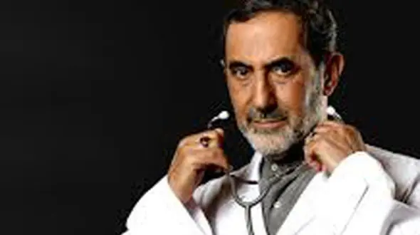 دکتر علی اکبر ولایتی زن عراقی را در هواپیما اورژانسی مداوا کرد