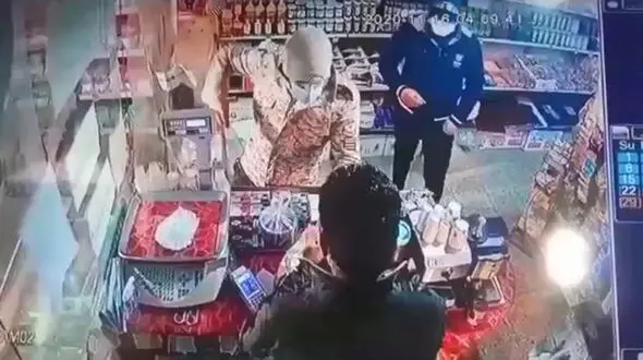 فیلم لحظه بازداشت مردان قمه به دست قائم شهر / زورگیری از مرد مغازه دار