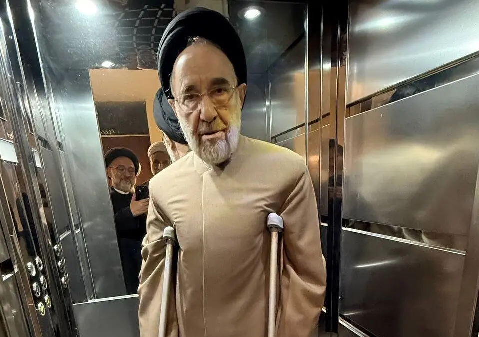 شوخی با شفاگرفتن یهویی سیدمحمد خاتمی در مراسم / بدون عصا تند تند راه رفت