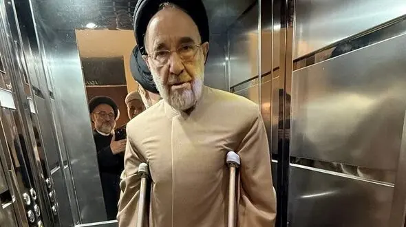 فیلم / شوخی با شفاگرفتن یهویی سیدمحمد خاتمی در مراسم / بدون عصا تند تند راه رفت 